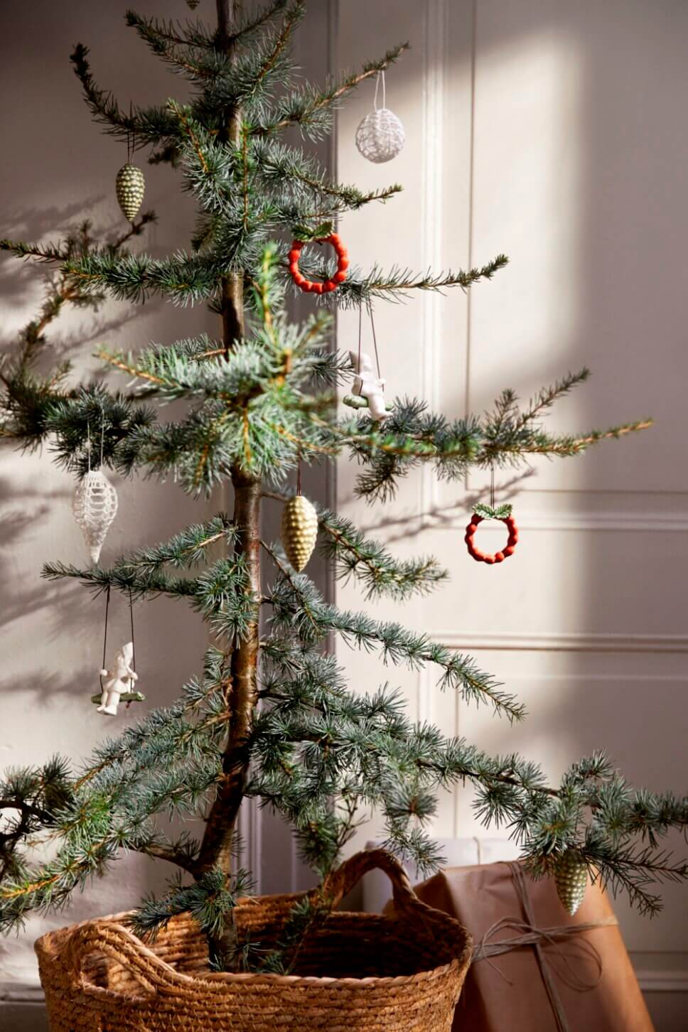 Mit skandinavischer Weihnachtsdeko geschmücktes Wohnzimmer