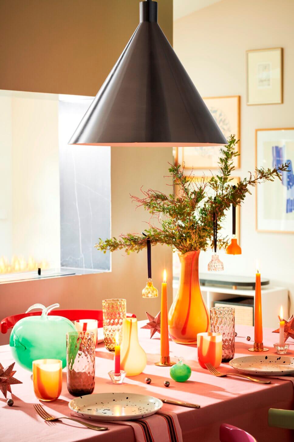 Mit skandinavischer Weihnachtsdeko geschmücktes Esszimmer