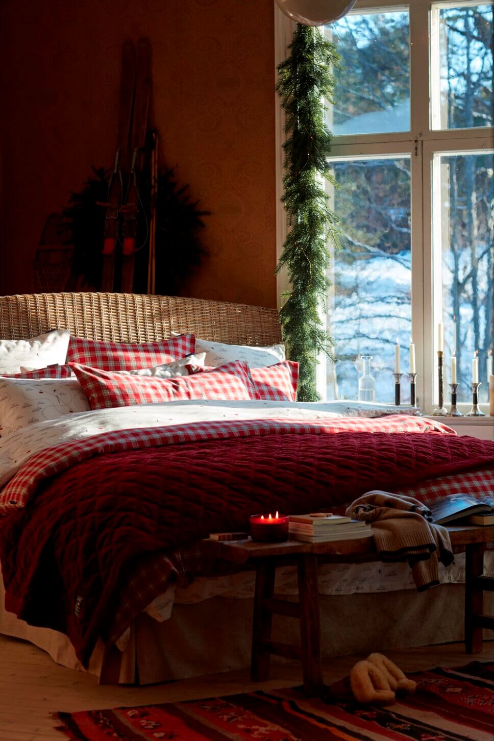 Mit skandinavischer Weihnachtsdeko geschmücktes Schlafzimmer