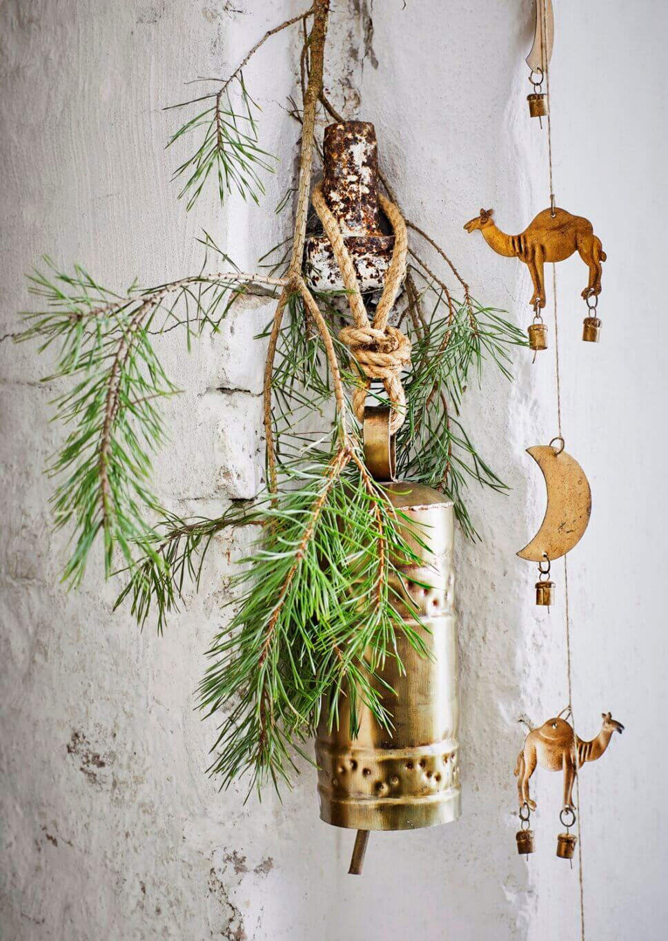 Mit skandinavischer Weihnachtsdeko geschmücktes Wohnzimmer