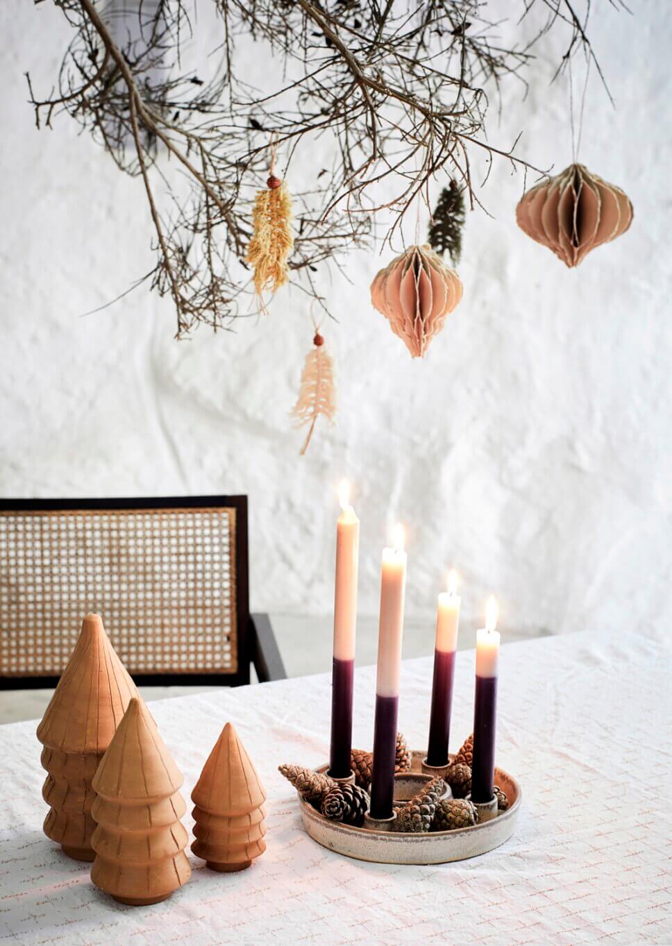 Mit skandinavischer Weihnachtsdeko geschmücktes Esszimmer