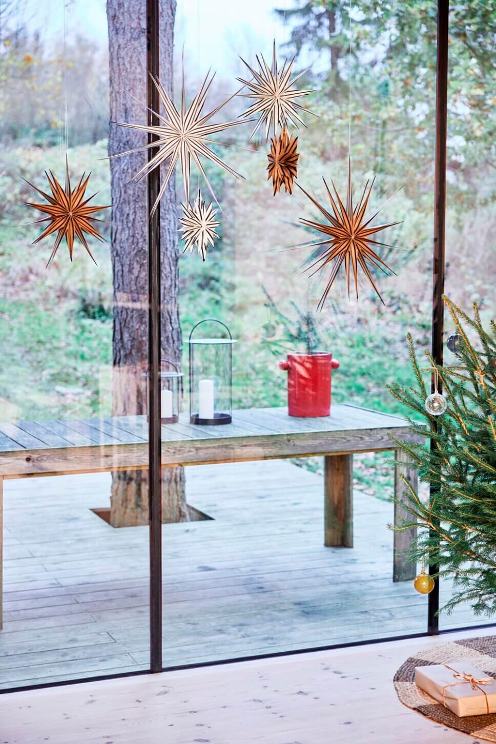 Mit skandinavischer Weihnachtsdeko geschmücktes Wohnzimmer