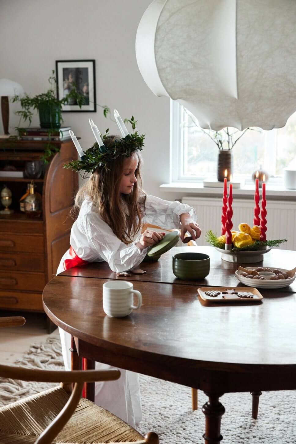 Mit skandinavischer Weihnachtsdeko geschmücktes Esszimmer