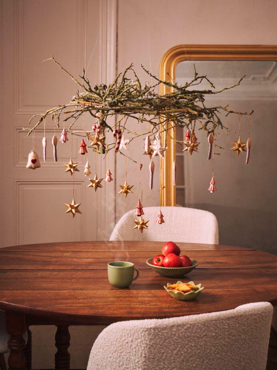 Mit skandinavischer Weihnachtsdeko geschmücktes Esszimmer