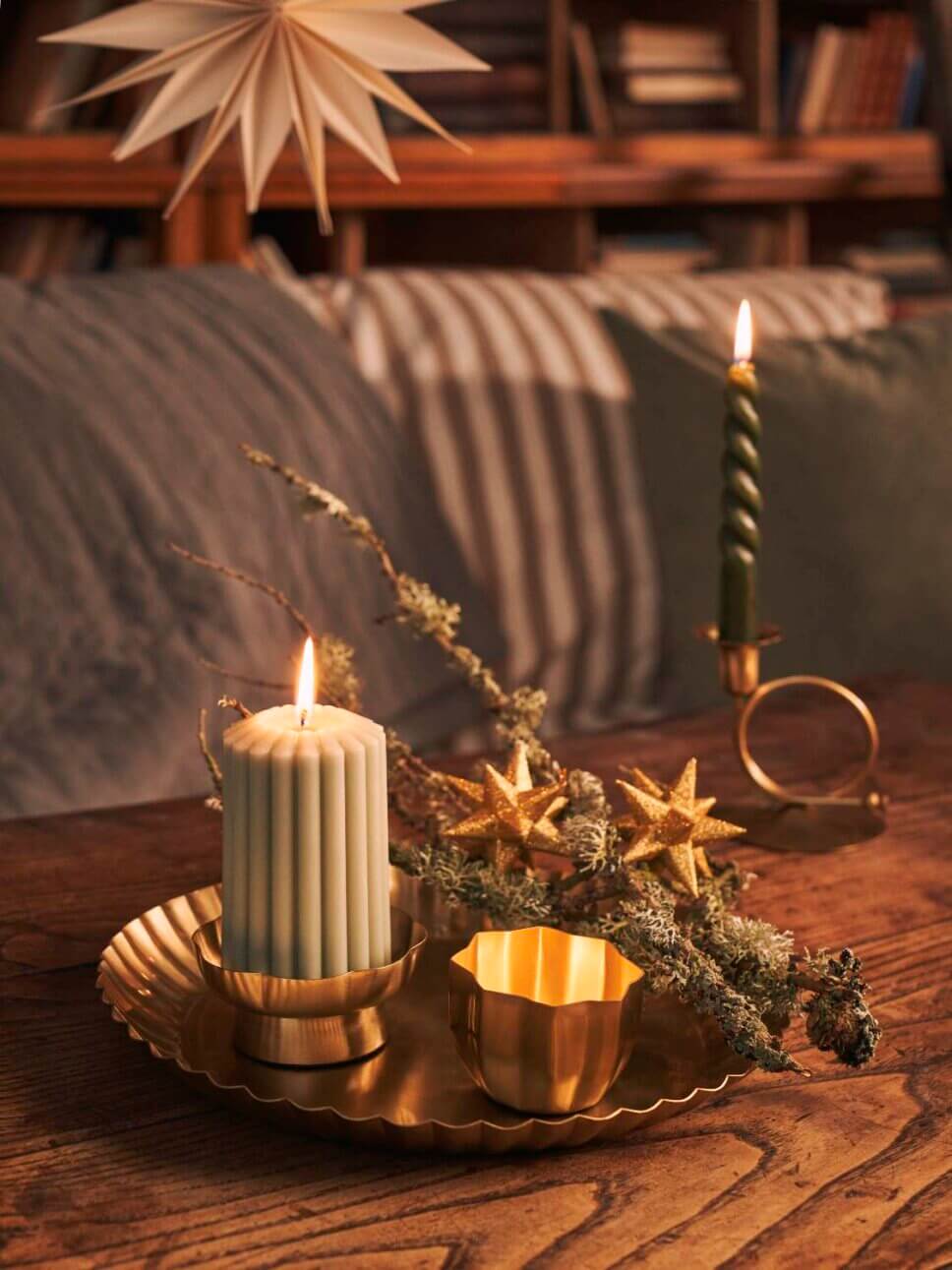 Mit skandinavischer Weihnachtsdeko geschmücktes Esszimmer