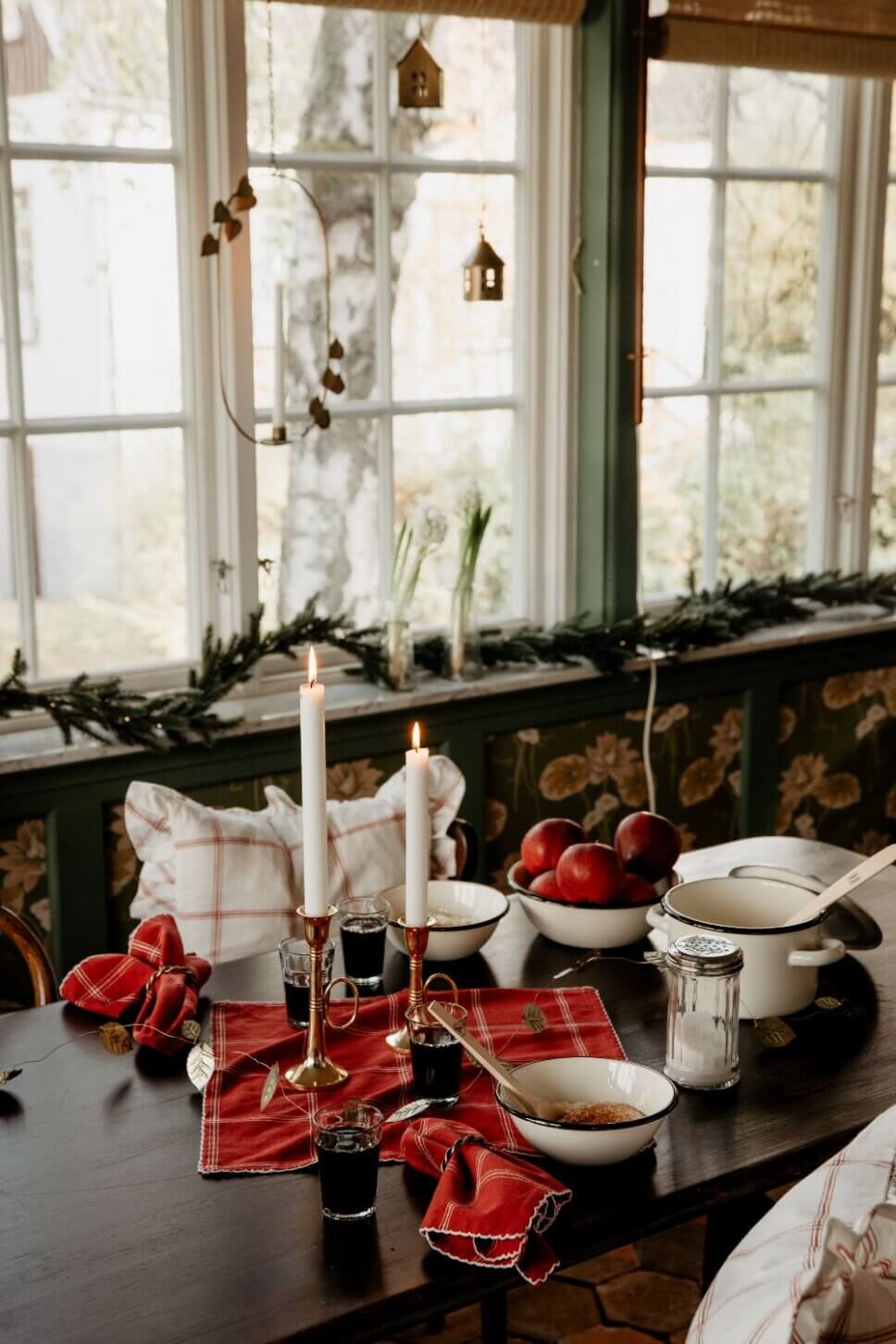 Mit skandinavischer Weihnachtsdeko geschmücktes Esszimmer