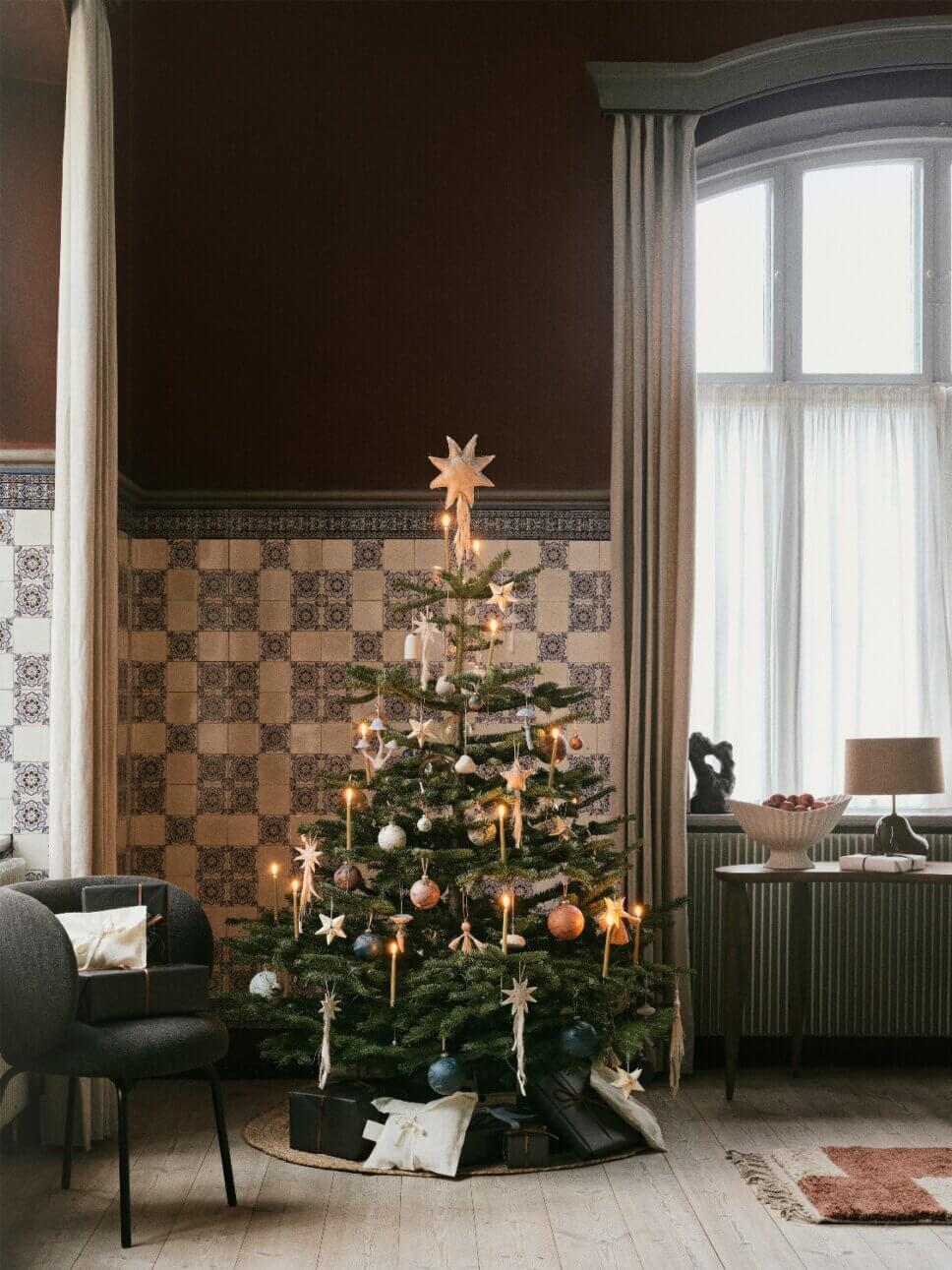 Mit skandinavischer Weihnachtsdeko geschmücktes Wohnzimmer