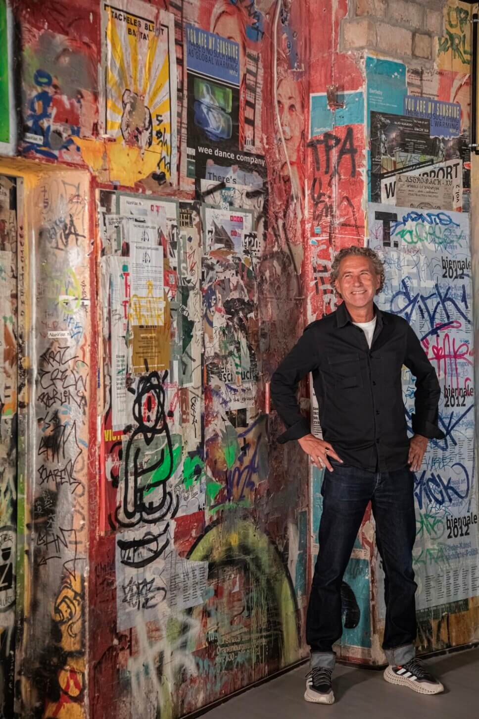 Designer Werner Aisslimger steht vor Graffitiwand im Museum Fotografika Berlin