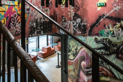 Flur mit Graffitiwand im Museum Fotografiska Berlin
