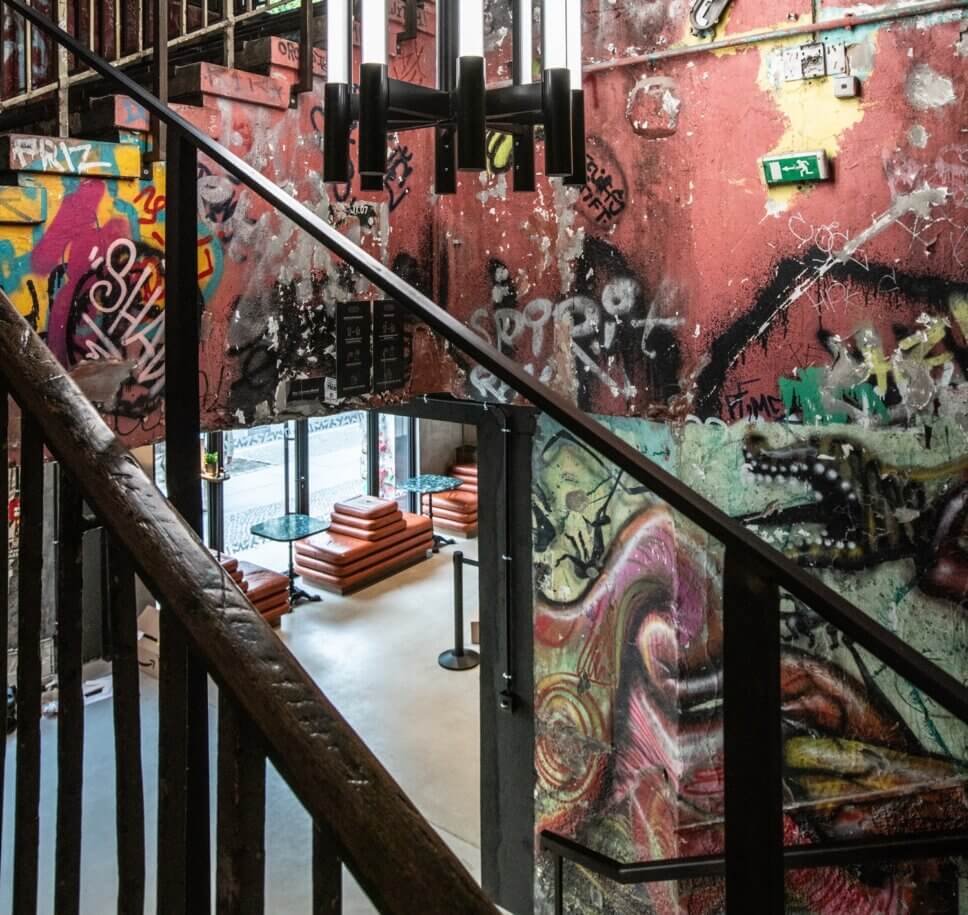 Flur mit Graffitiwand im Museum Fotografiska Berlin