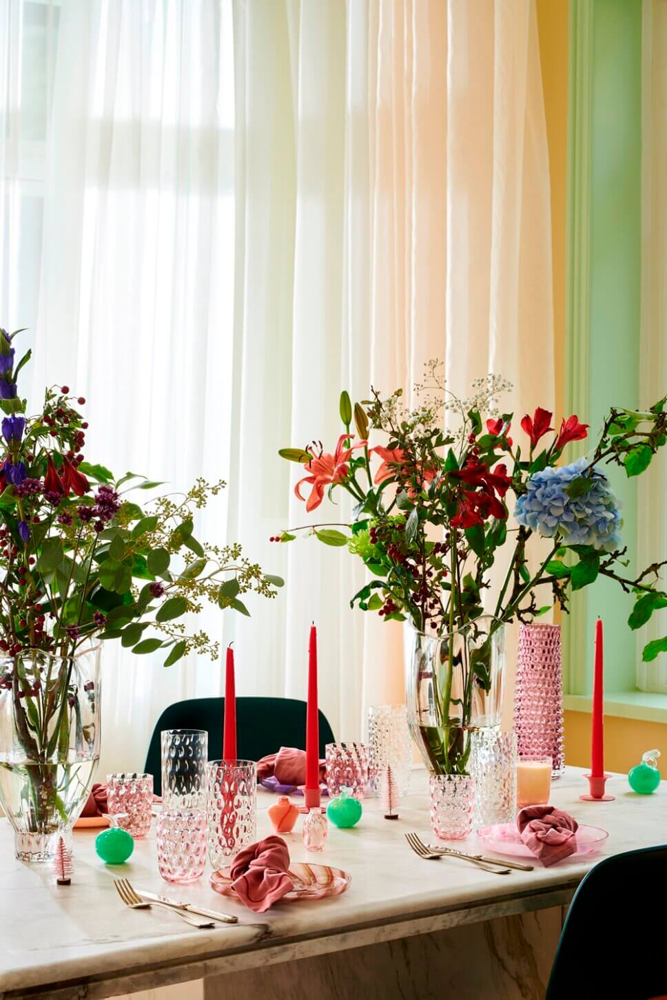 Festlich mit Weihnachtsdeko und feinem Geschirr gedeckter Tisch