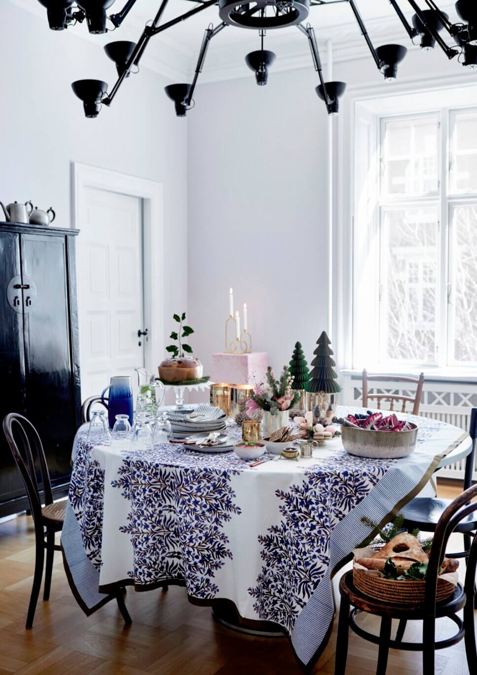 Festlich mit Weihnachtsdeko und feinem Geschirr gedeckter Tisch