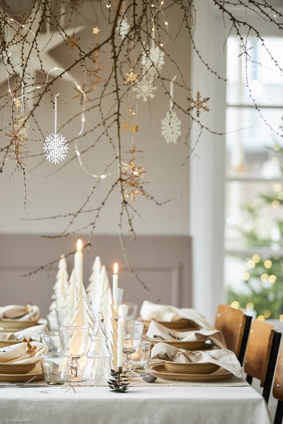 Festlich mit Weihnachtsdeko und feinem Geschirr gedeckter Tisch