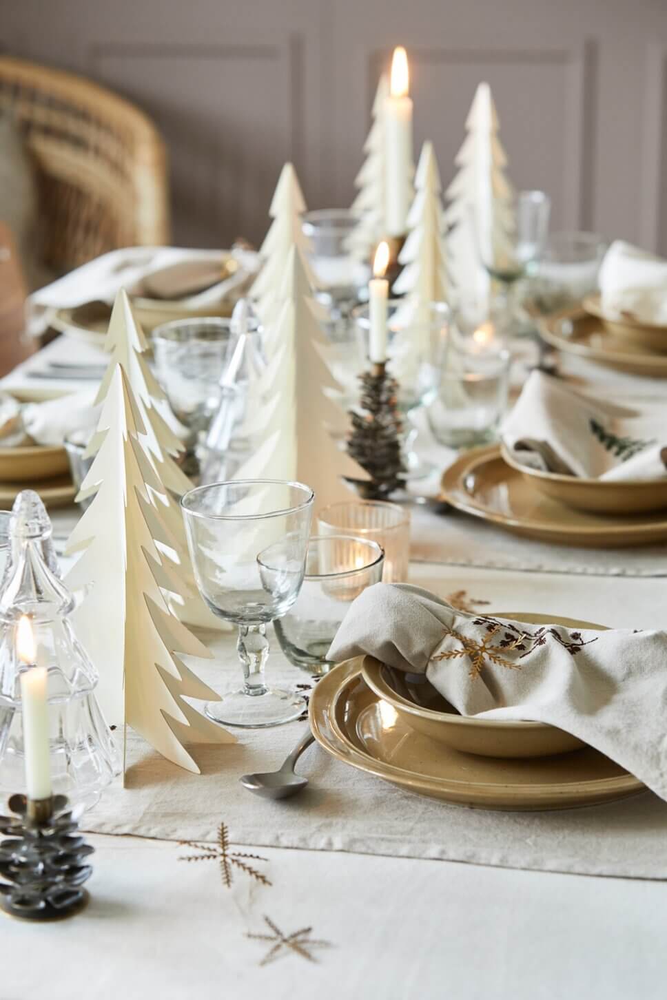 Festlich mit Weihnachtsdeko und feinem Geschirr gedeckter Tisch