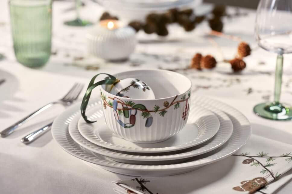 Festlich mit Weihnachtsdeko und feinem Geschirr gedeckter Tisch