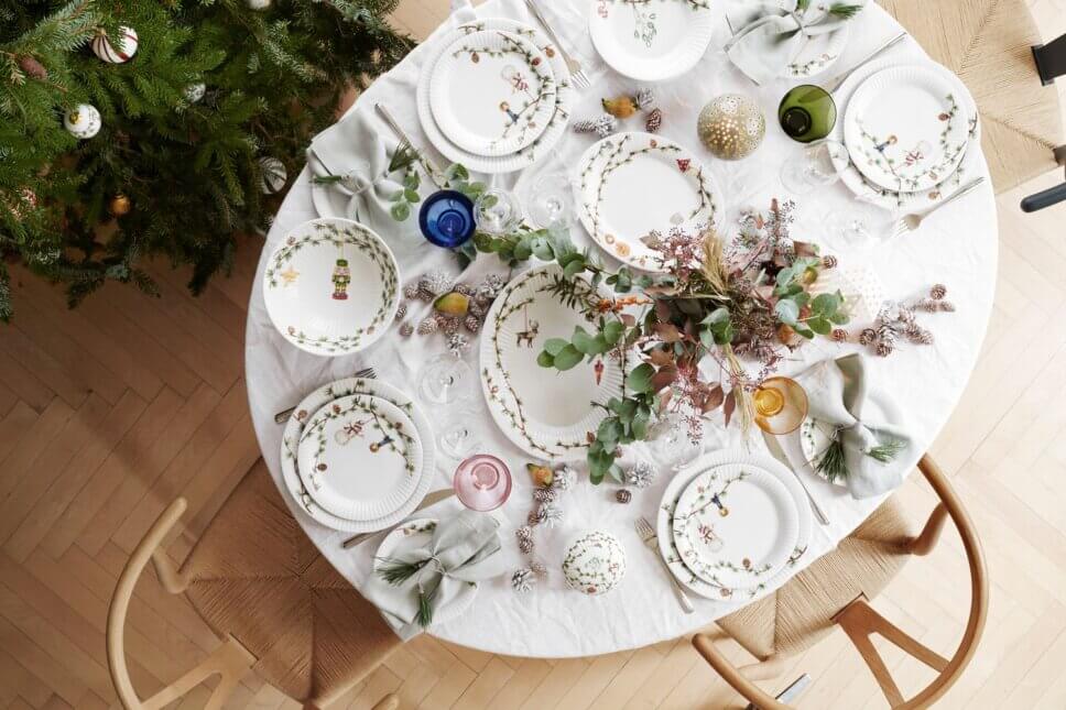 Festlich mit Weihnachtsdeko und feinem Geschirr gedeckter Tisch