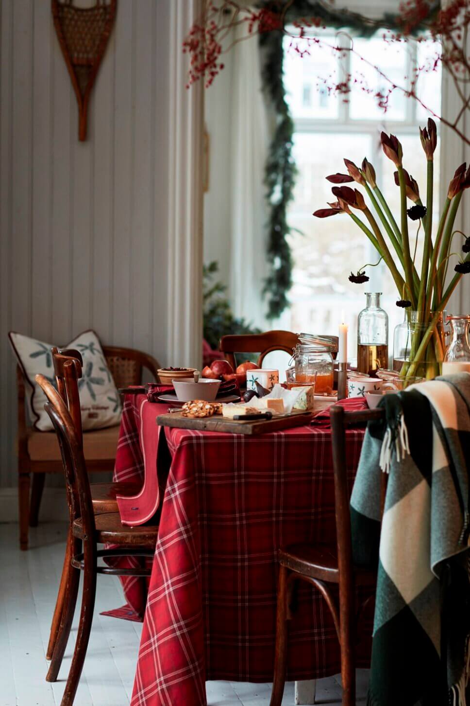 Festlich mit Weihnachtsdeko und feinem Geschirr gedeckter Tisch