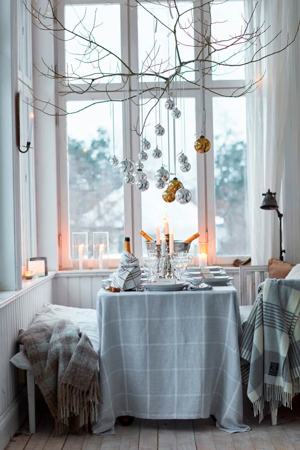 Festlich mit Weihnachtsdeko und feinem Geschirr gedeckter Tisch