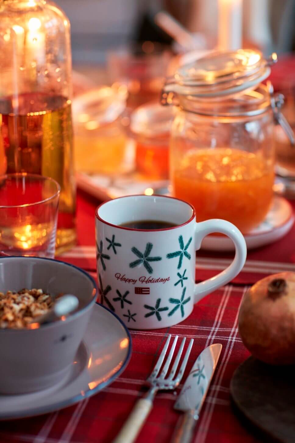 Festlich mit Weihnachtsdeko und feinem Geschirr gedeckter Tisch