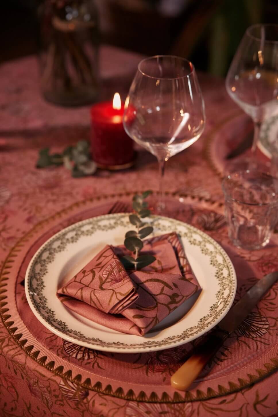 Festlich mit Weihnachtsdeko und feinem Geschirr gedeckter Tisch