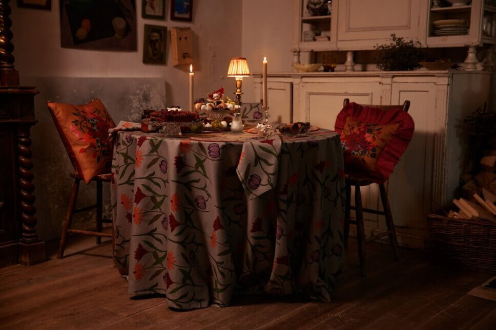 Festlich mit Weihnachtsdeko und feinem Geschirr gedeckter Tisch