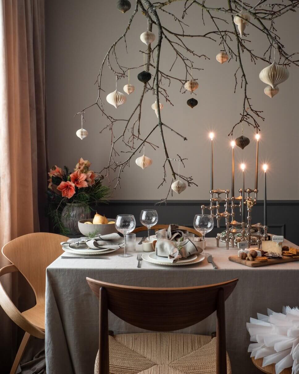 Festlich mit Weihnachtsdeko und feinem Geschirr gedeckter Tisch