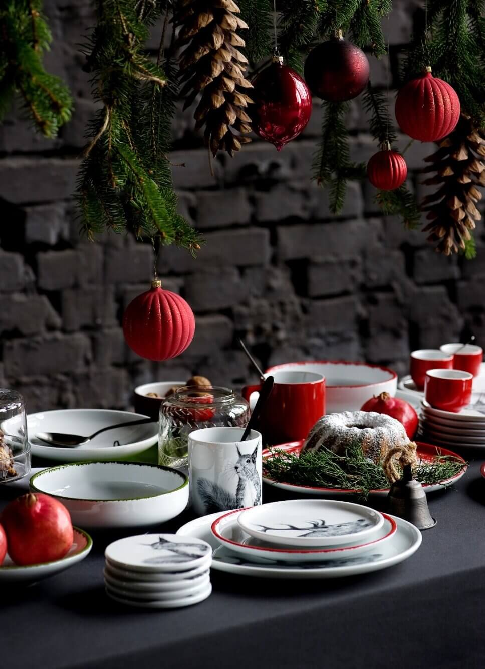 Festlich mit Weihnachtsdeko und feinem Geschirr gedeckter Tisch