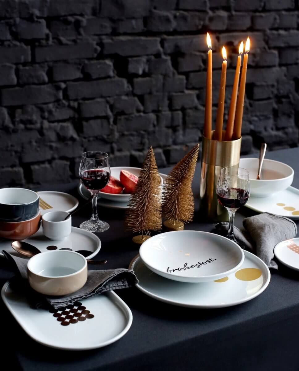 Festlich mit Weihnachtsdeko und feinem Geschirr gedeckter Tisch