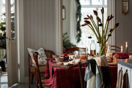 Festlich mit Weihnachtsdeko und feinem Geschirr gedeckter Tisch