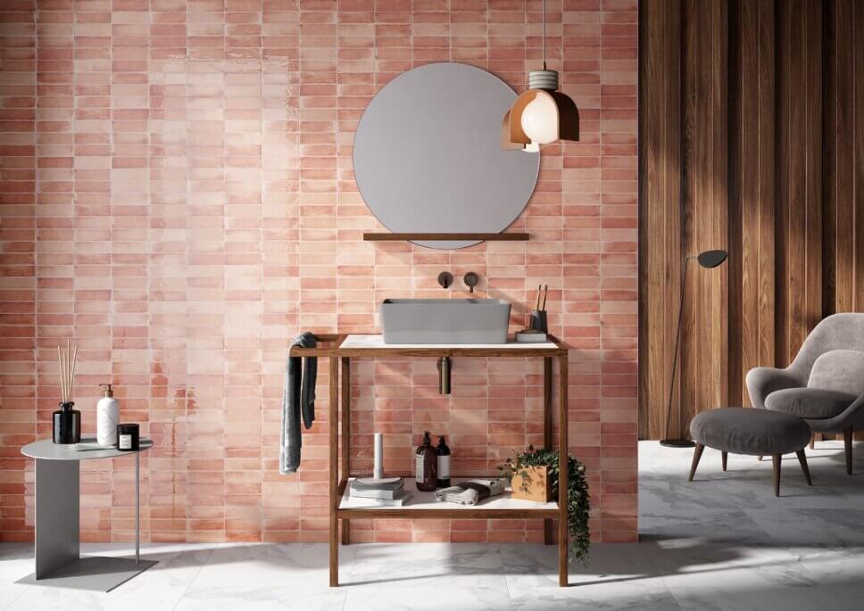 Modern eingerichtetes Badezimmer mit Rosa Fliesen