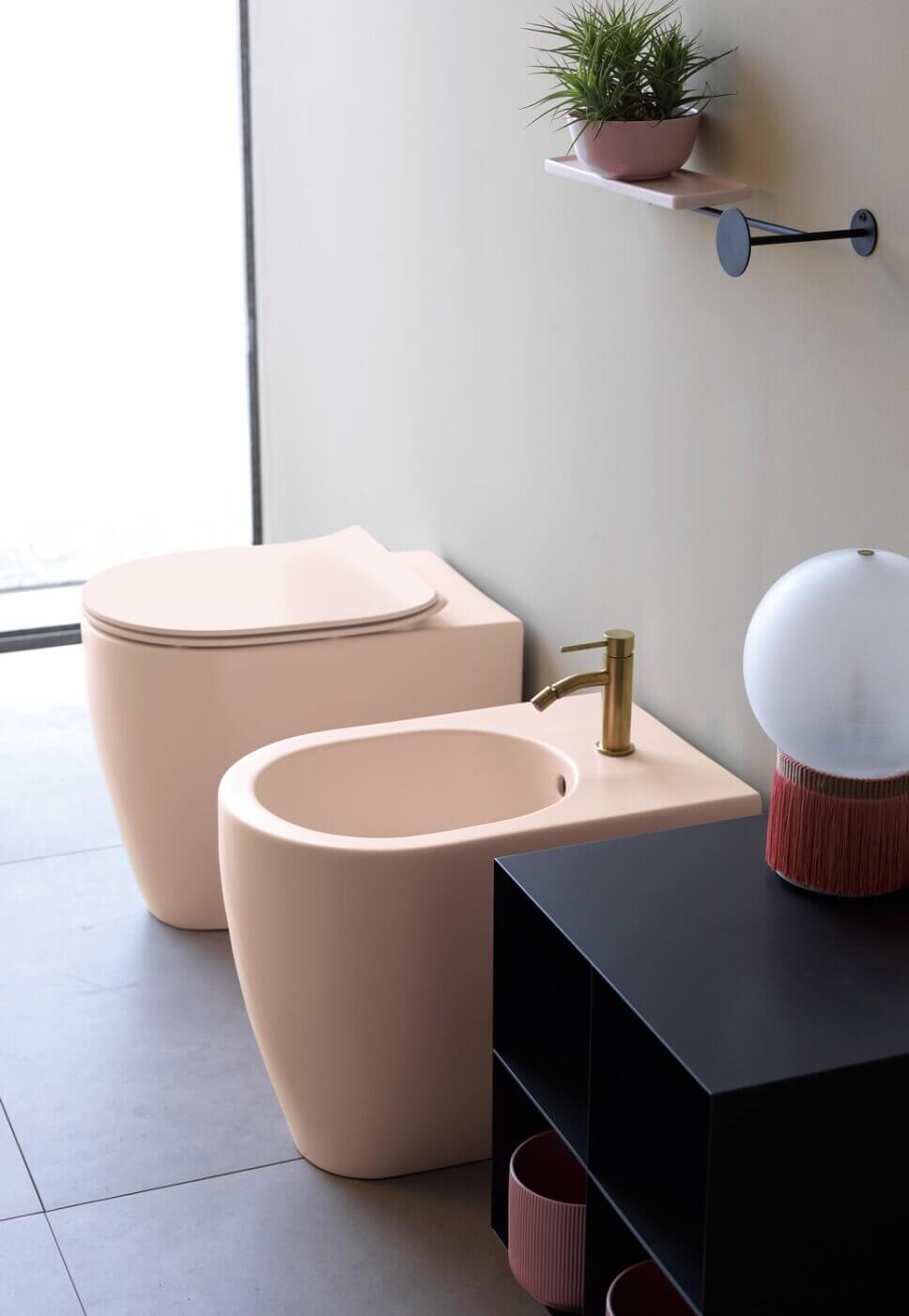 Modern eingerichtetes Badezimmer mit Rosa Toilette