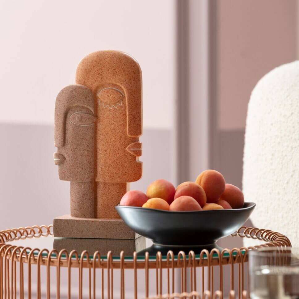 Skulptur in Rosa und Orange auf Tisch