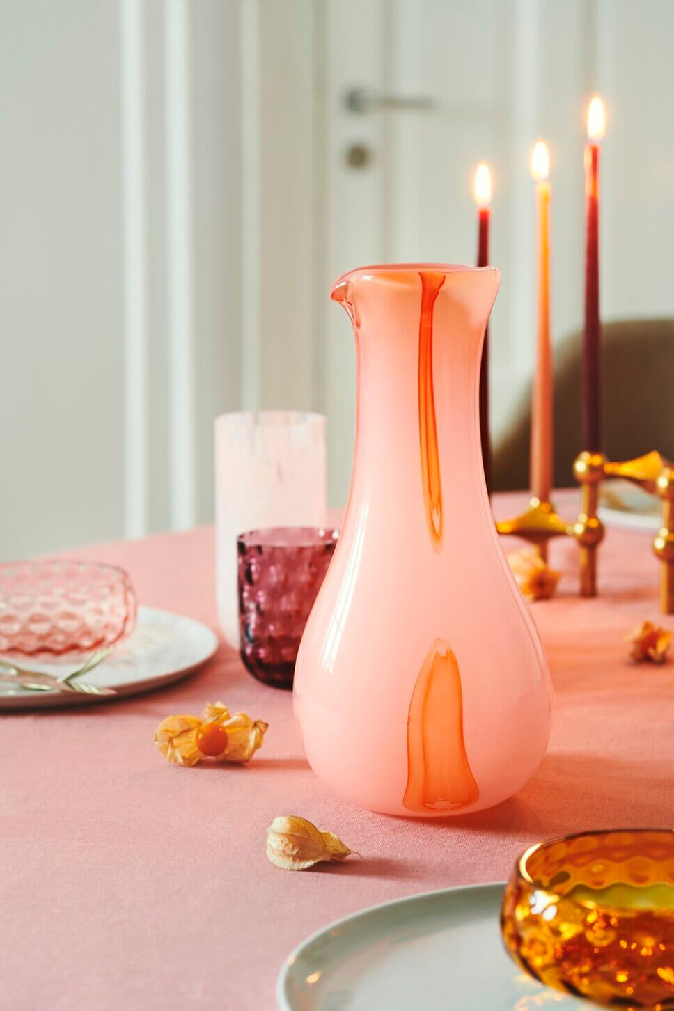 Farbenfroh in Rosa und Orange gedeckter Tisch