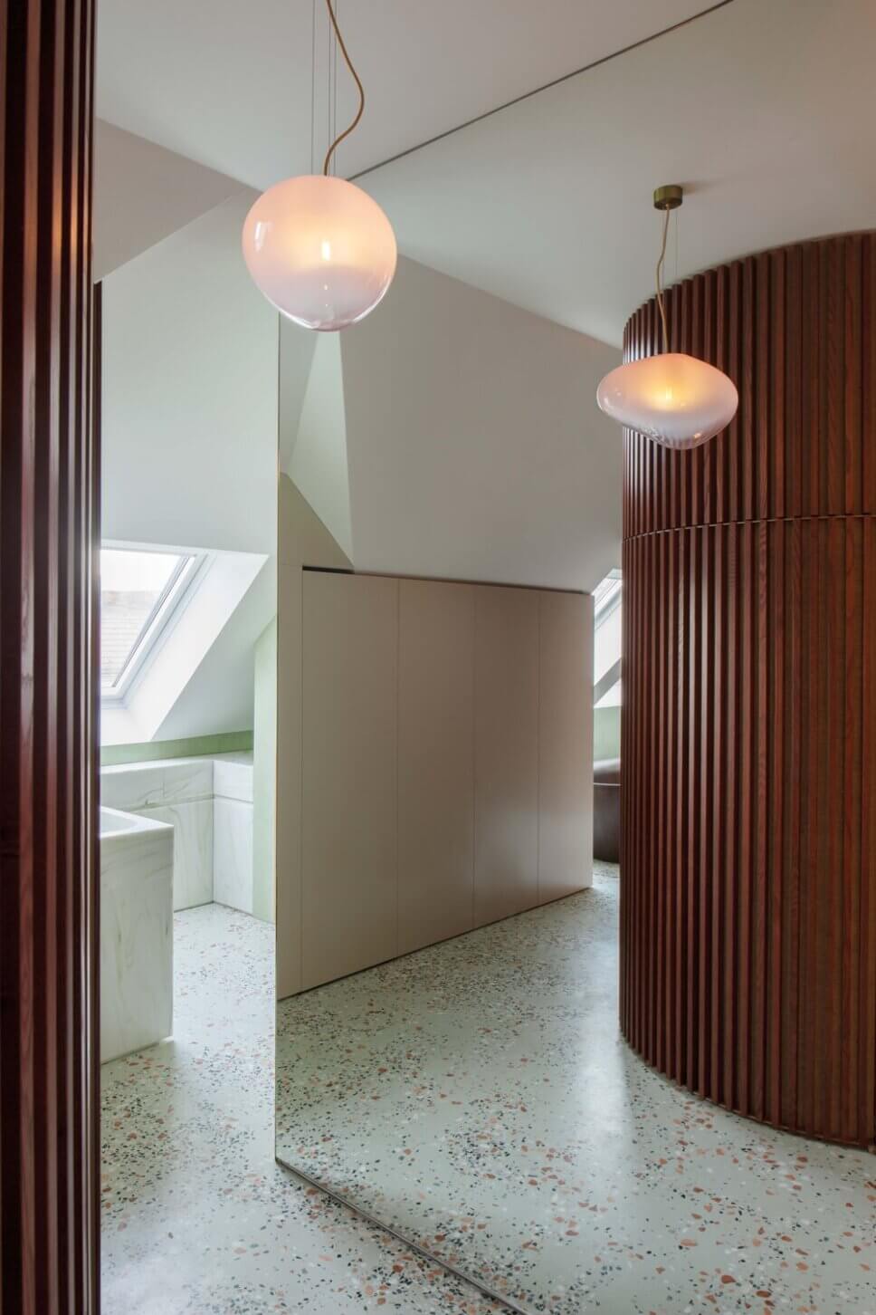 Modern eingerichteter Flur mit Rosa Lampen