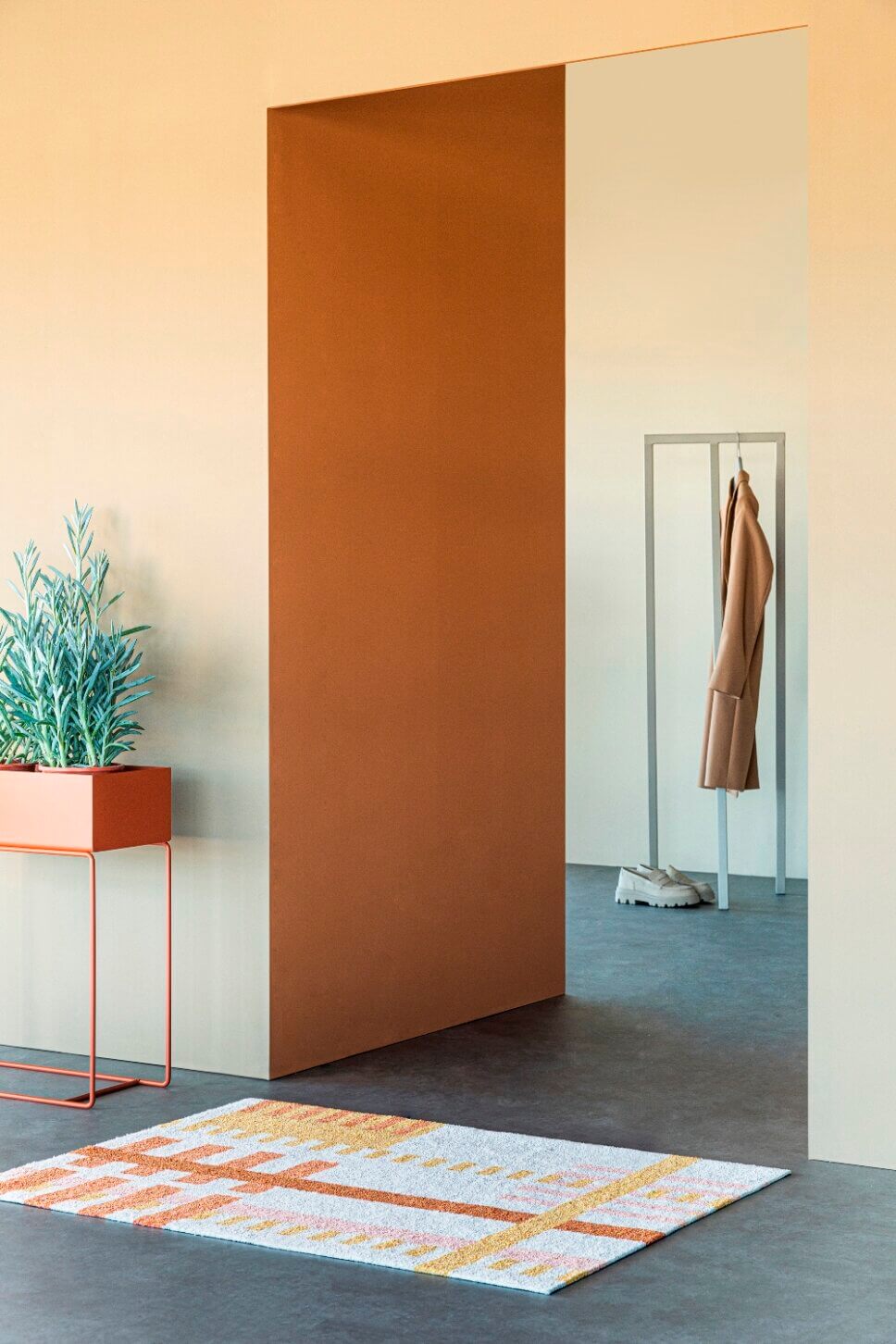 Farbenfroh in Rosa und Orange eingerichteter Flur