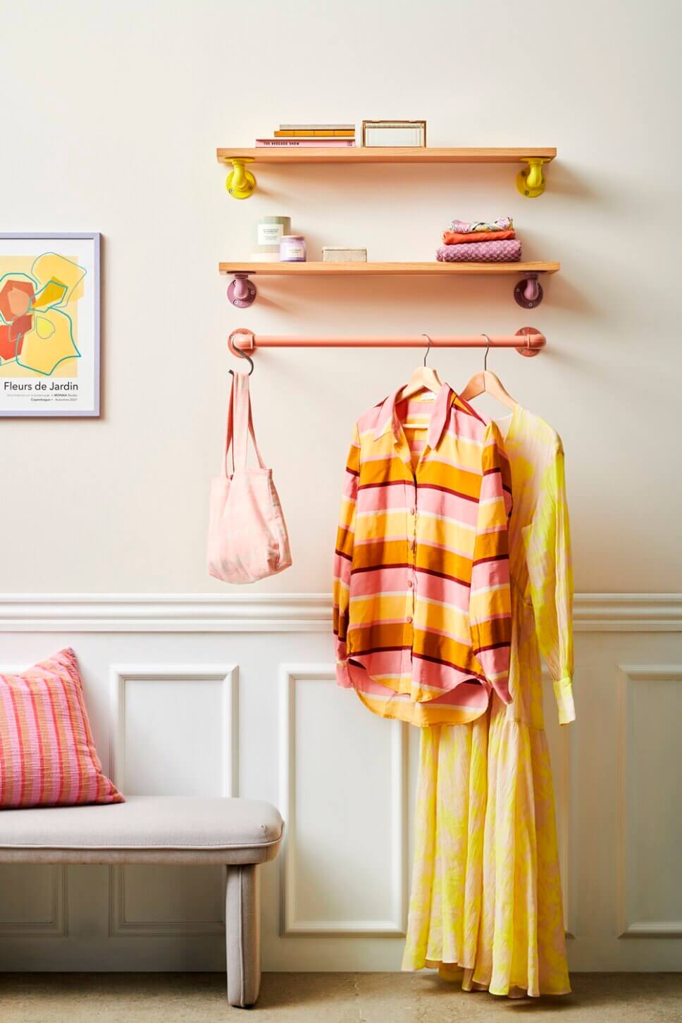 Farbenfroh in Rosa und Orange eingerichteter Flur