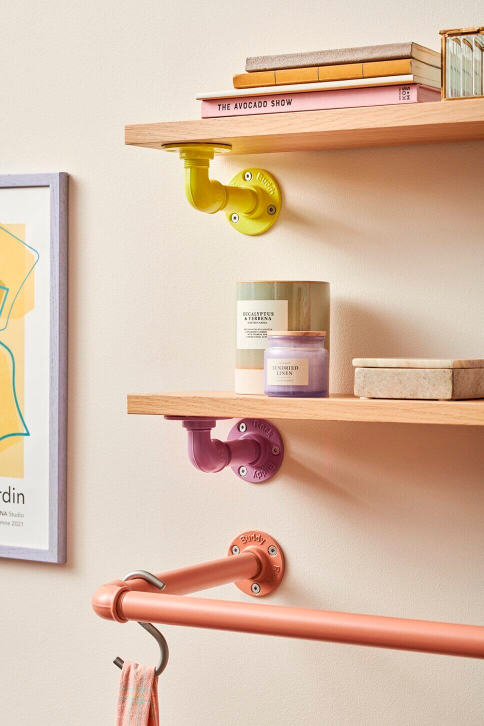 Farbenfroh in Rosa und Orange eingerichteter Flur