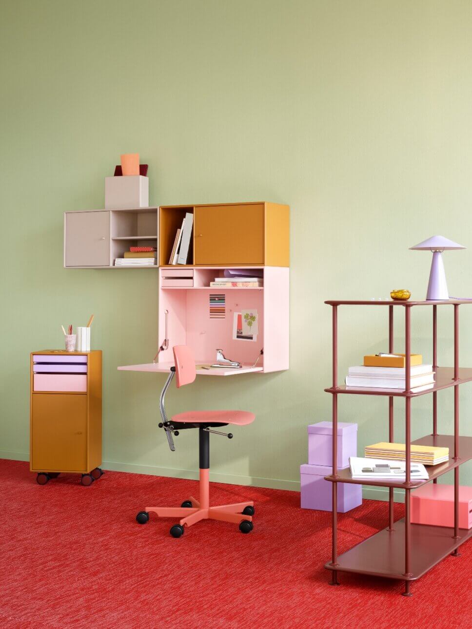 Farbenfroh in Rosa und Orange eingerichtetes Home-Office