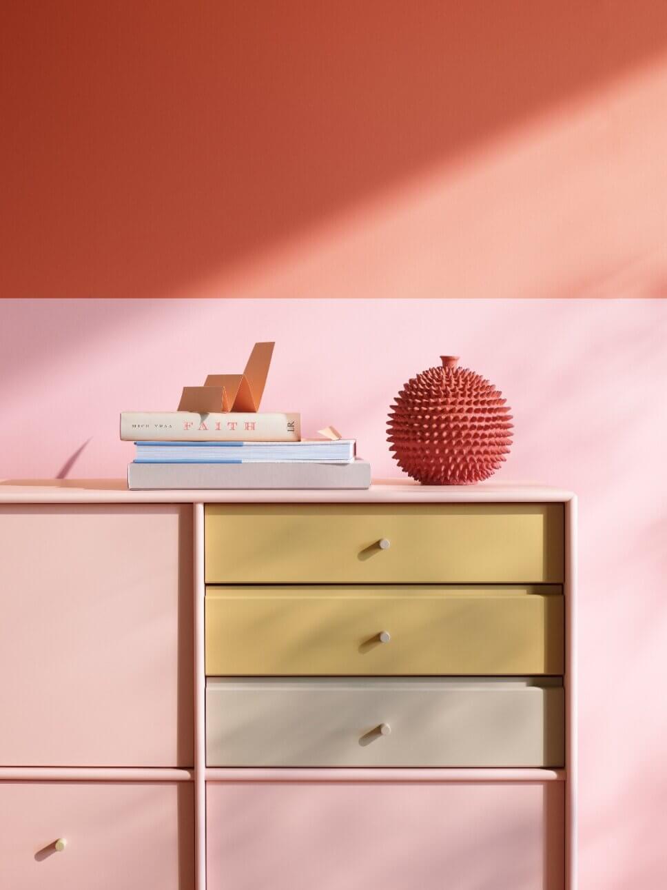 Farbenfroher moderner Schrank mit Schubladen in Rosa, grau und Curry