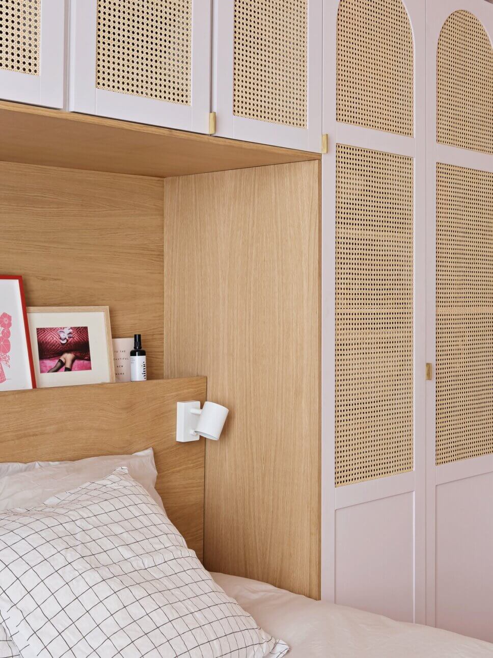 Rosa eingerichtetes Schlafzimmer