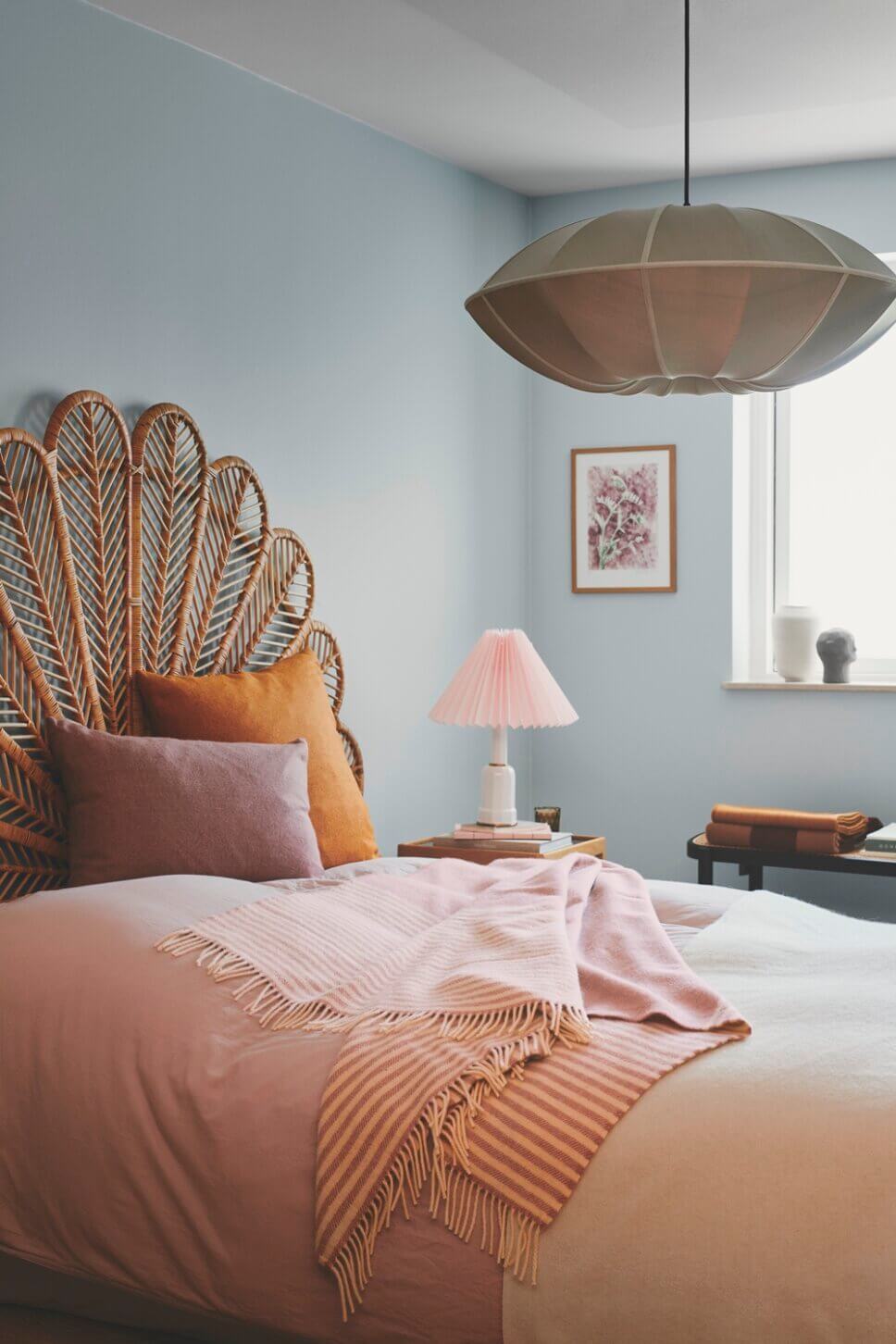 Farbenfroh in Rosa und Orange eingerichtetes Schlafzimmer