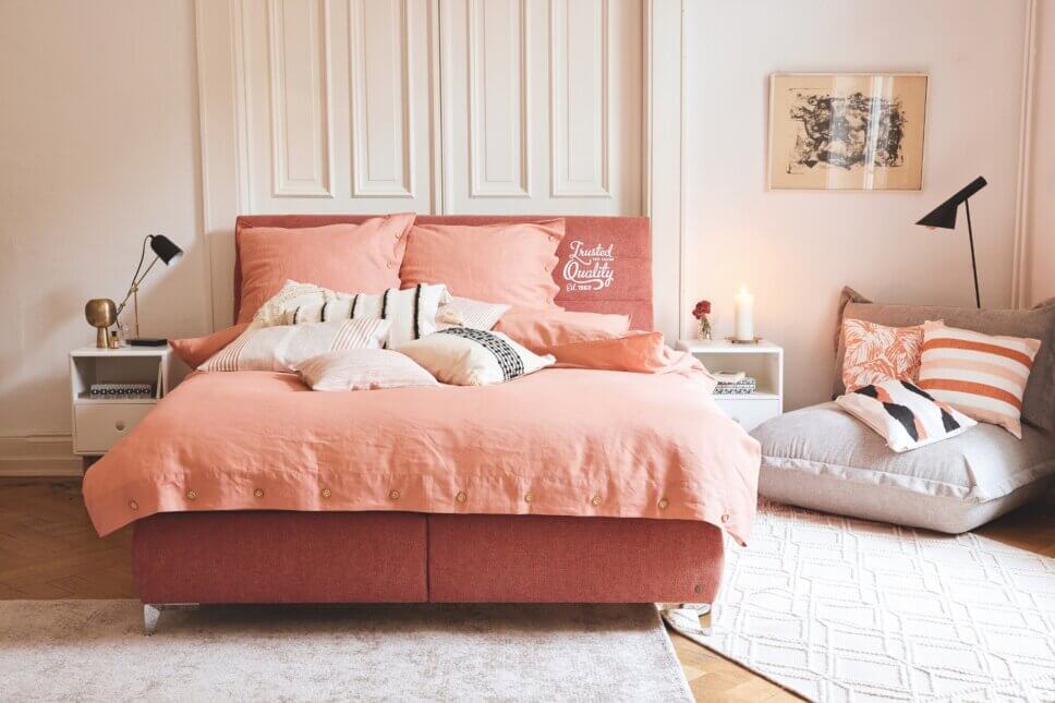 Farbenfroh in Rosa und Rot eingerichtetes Schlafzimmer