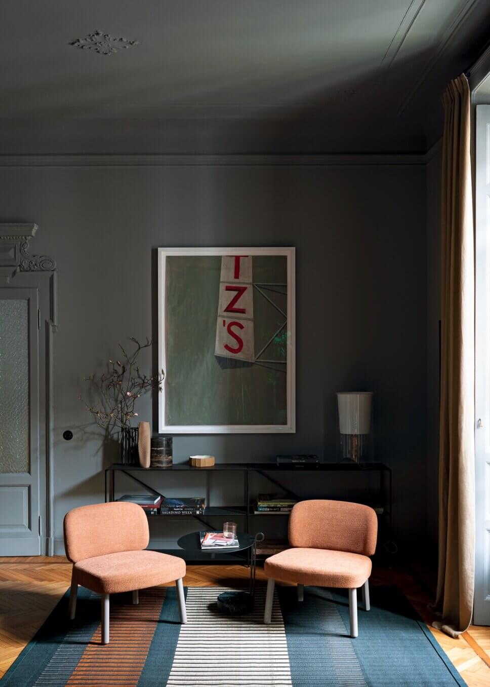 Modern eingerichtetes Wohnzimmer mit Rosa Sessel