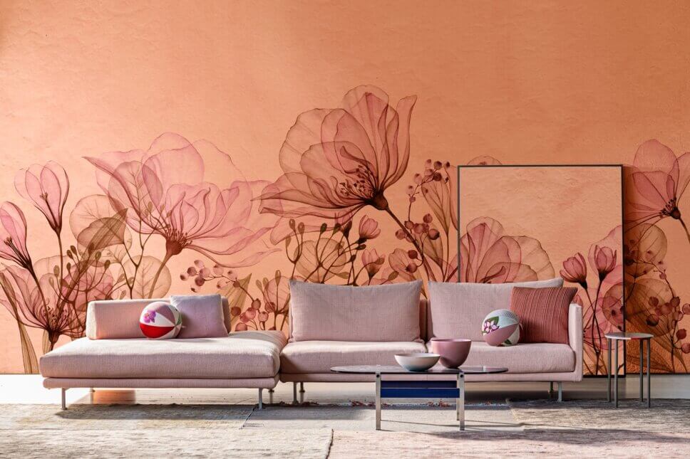 Modern eingerichtetes Wohnzimmer mit Mustertapete in Rosa an Wand