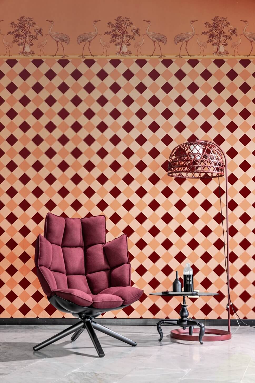 Modern eingerichtetes Wohnzimmer mit Mustertapete in Rosa an Wand