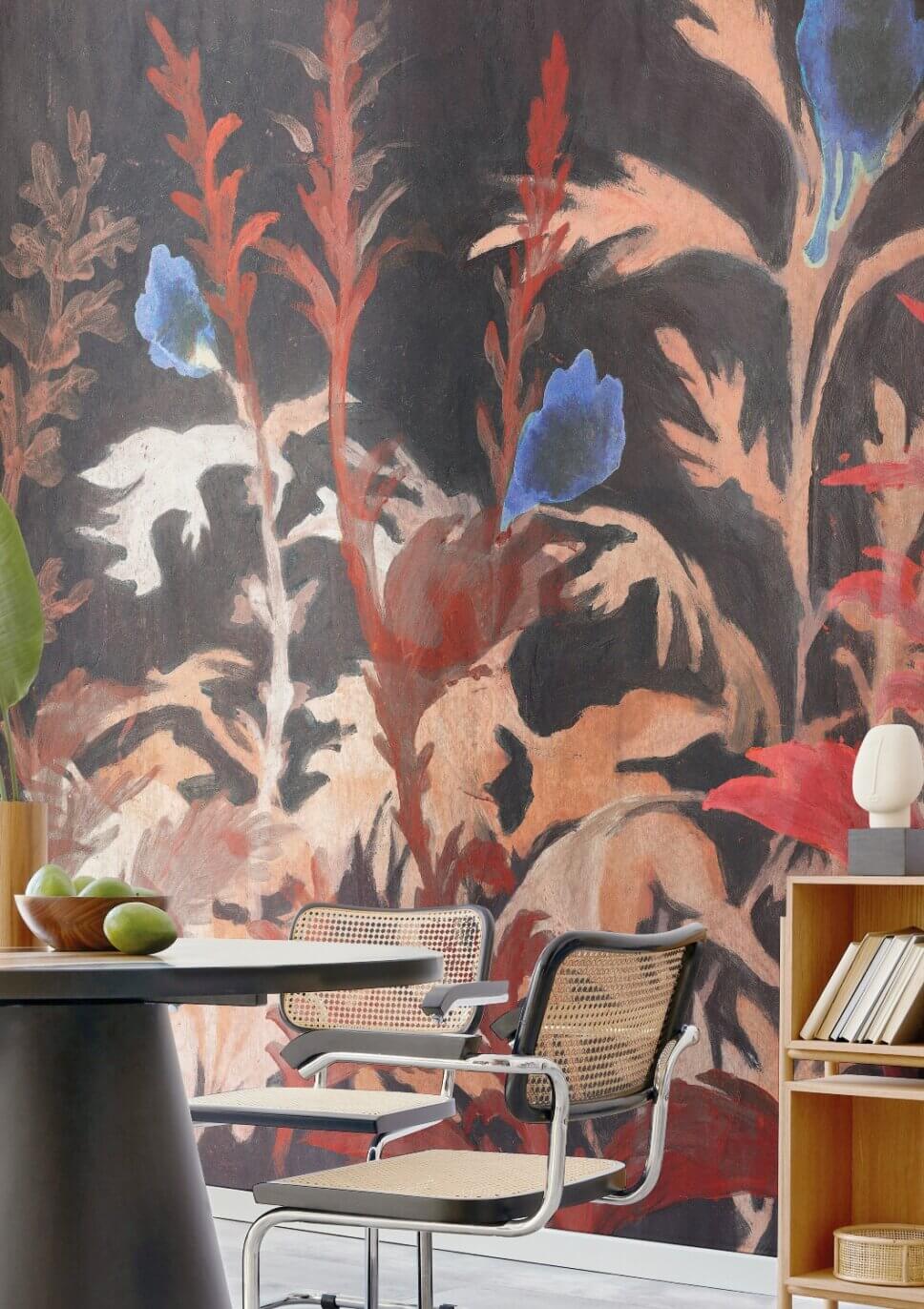 Modern eingerichtetes Wohnzimmer mit Mustertapete in Rosa an Wand