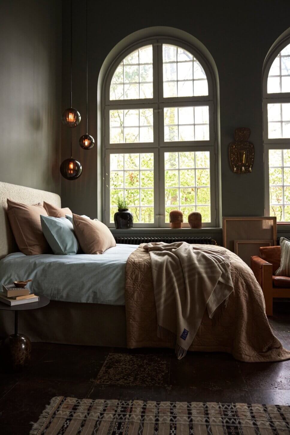 Behaglich eingerichtetes Schlafzimmer in Altbau Villa