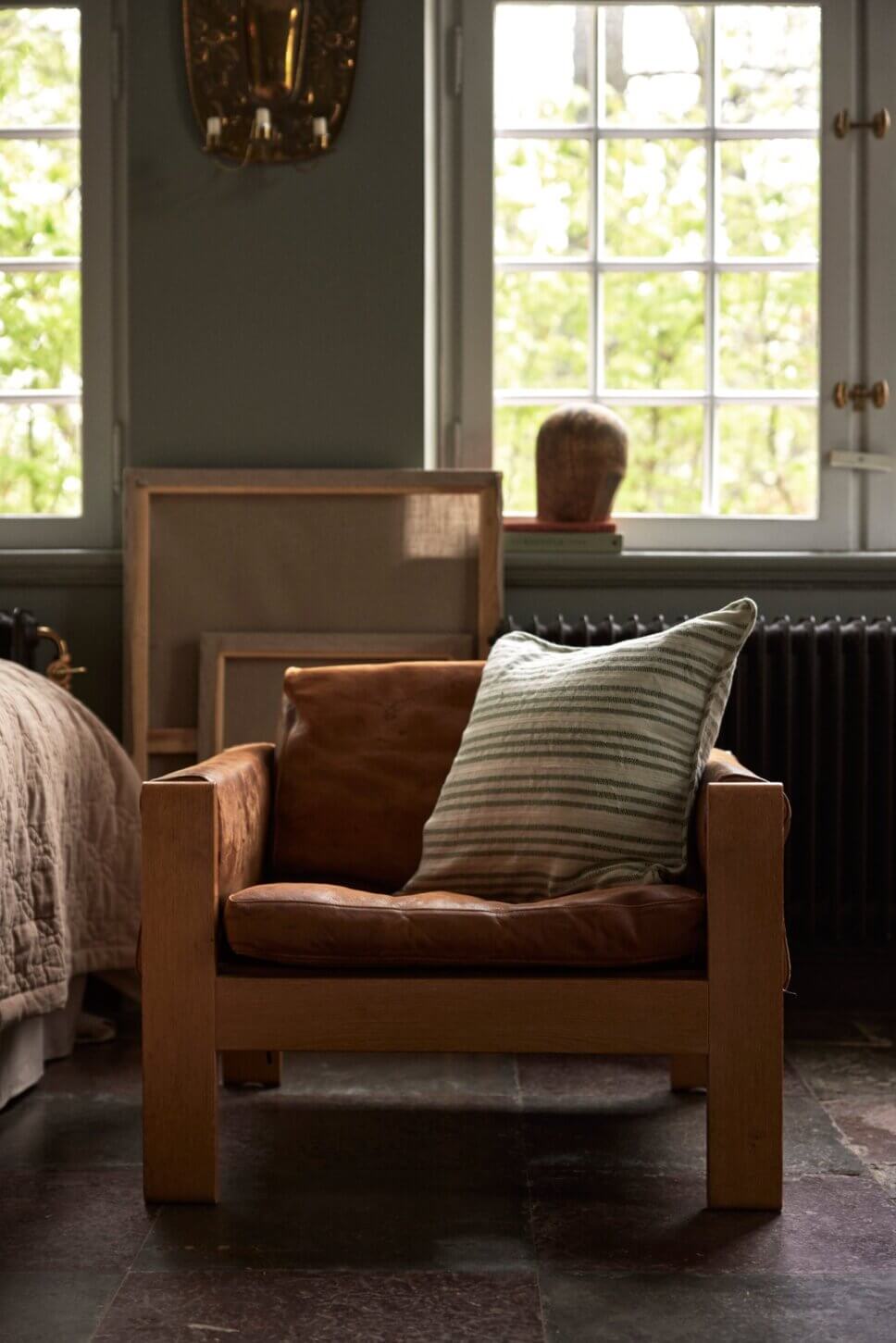 Behaglich eingerichtetes Schlafzimmer in Altbau Villa