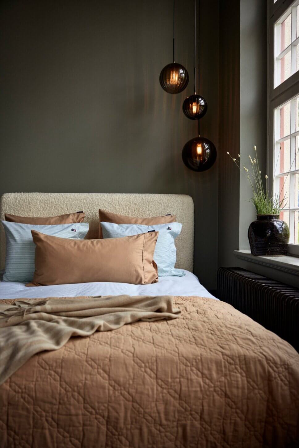 Behaglich eingerichtetes Schlafzimmer in Altbau Villa