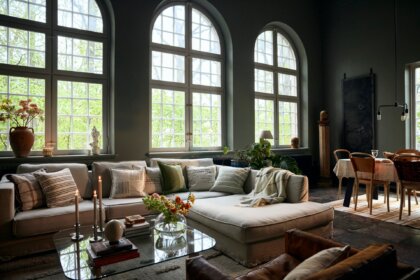 Behaglich eingerichtetes Wohnzimmer in Altbau Villa